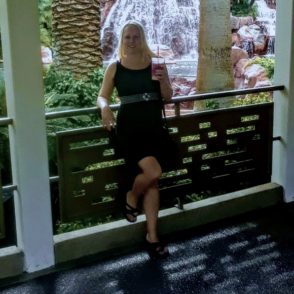 Meet your Posher, Jenn - Picture 3 of 3